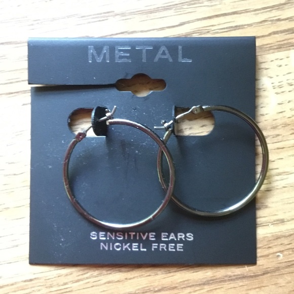 NWT Metal silver hoop earrings Nickel Free - Picture 2 of 3